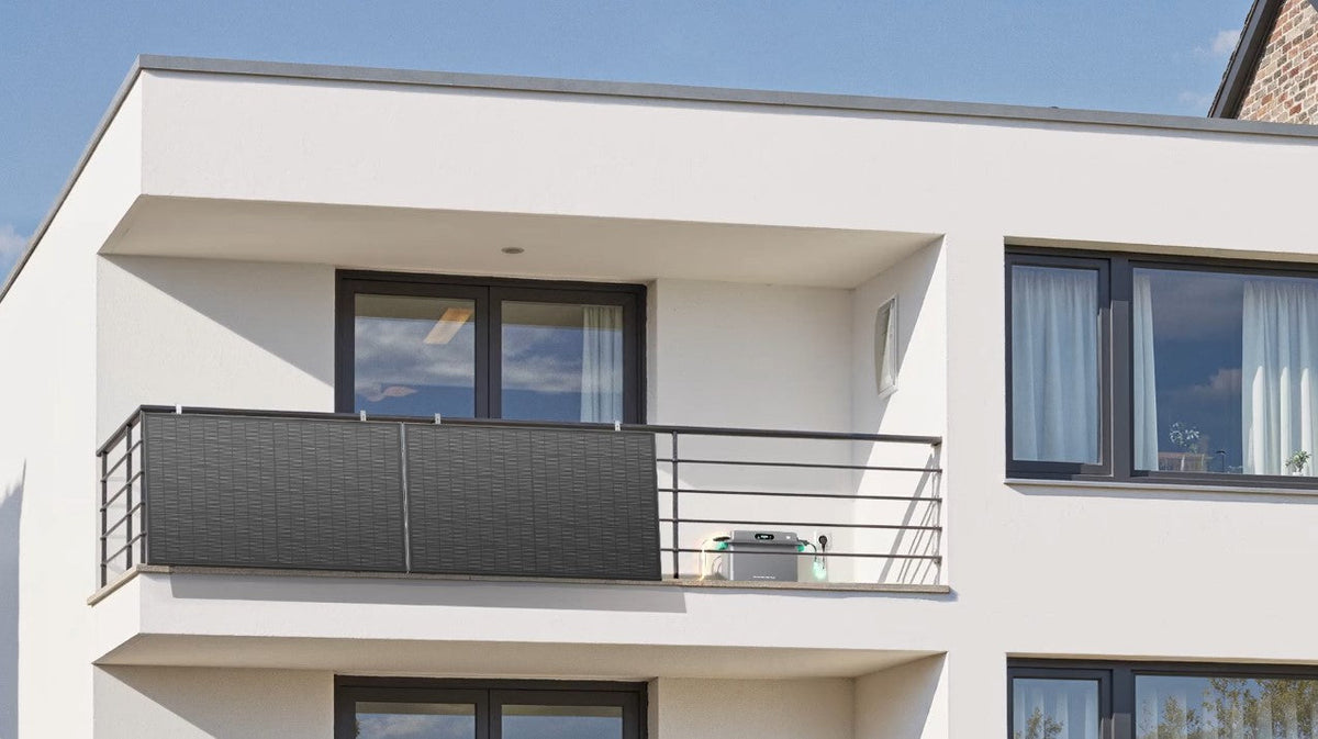 Zonnepanelen met stekker bevestigd aan een balkonhek