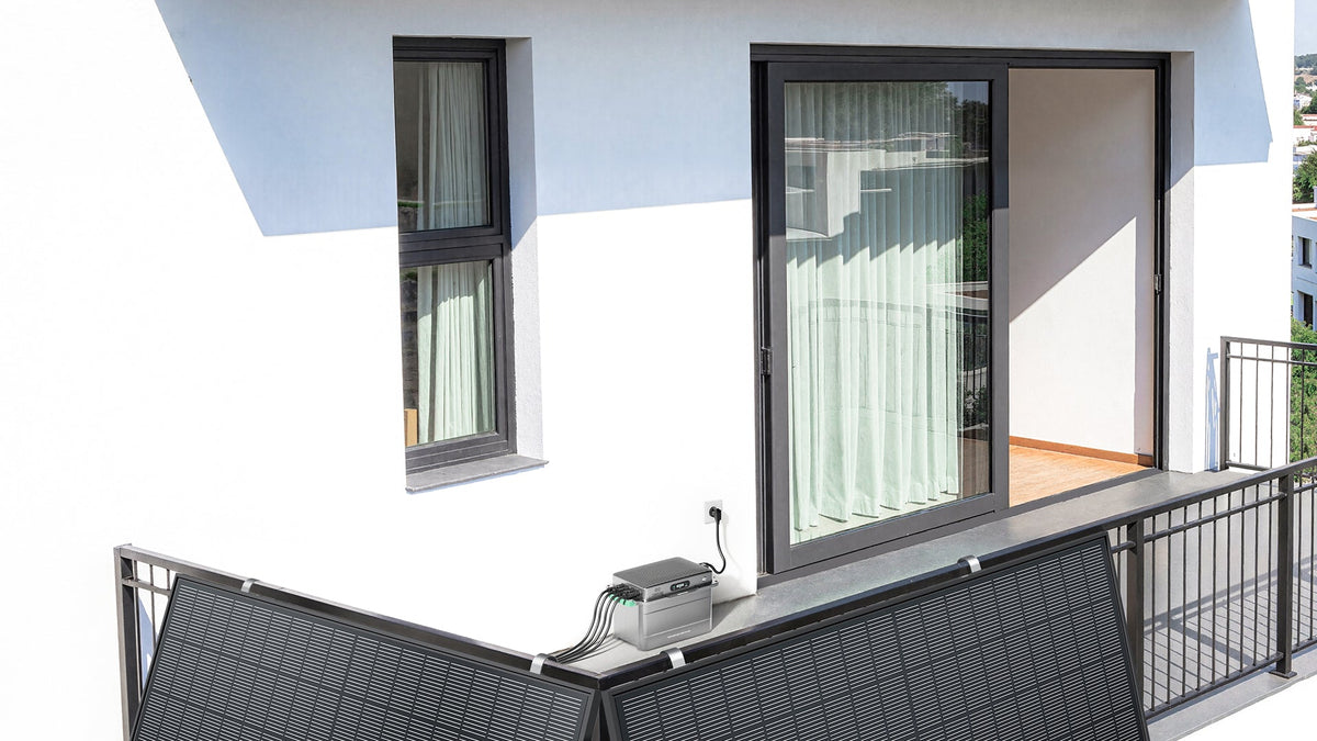 SolarFlow 800 Plus met zonnepanelen op een balkon
