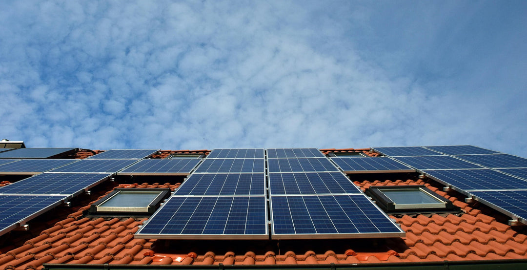 Zonnepanelen VvE: de complete beginnersgids voor het gemeenschappelijke dak