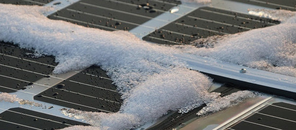 zonnepanelen onder sneeuw