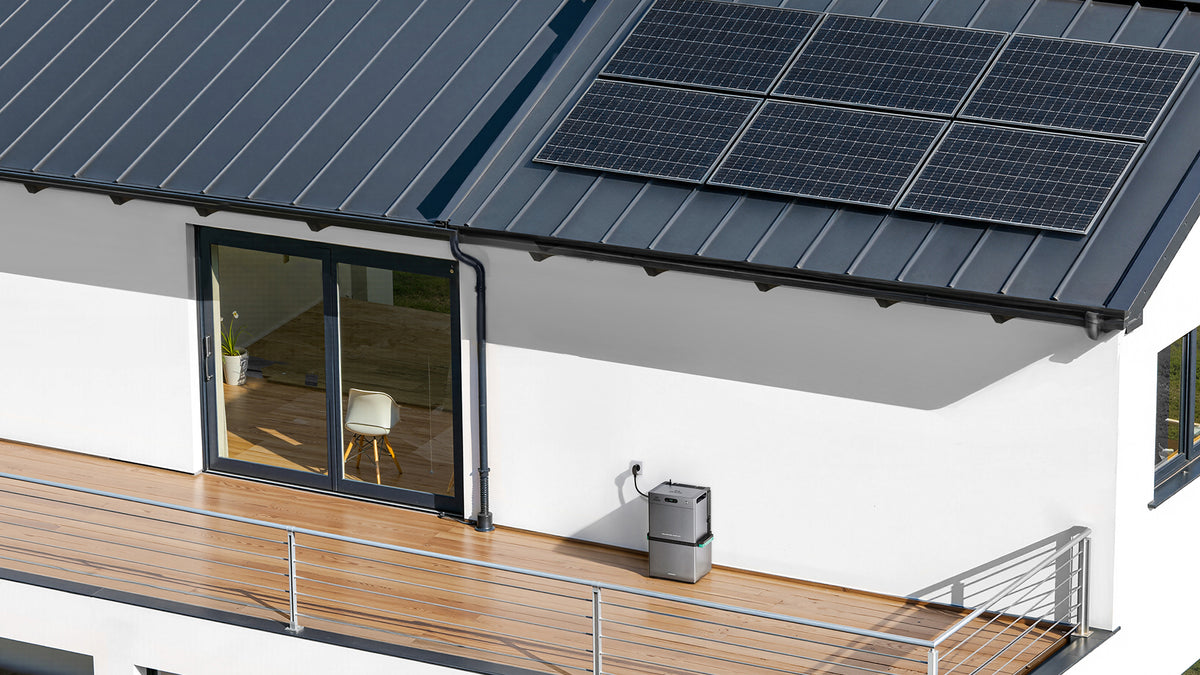 Plug-in thuisbatterij op een terras die zonne-energie opslaat