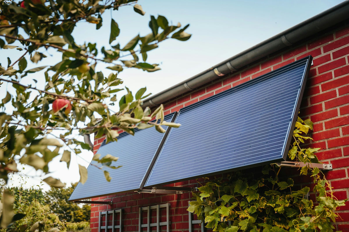 Zonnepanelen op beugels aan een buitenmuur