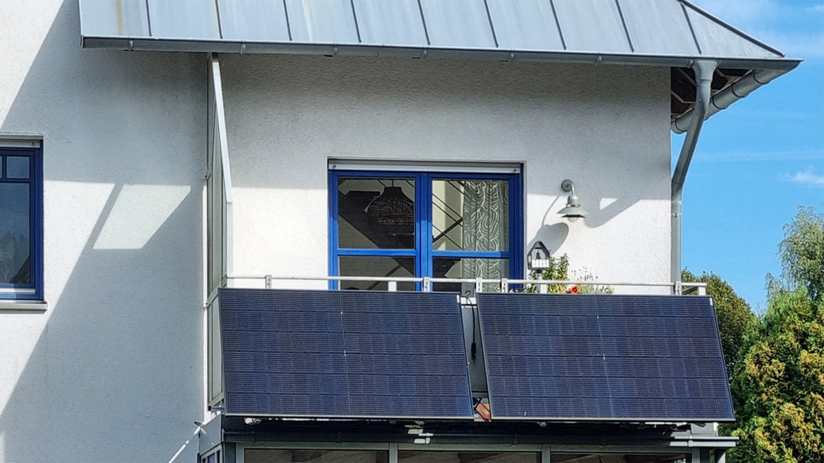 Twee zonnepanelen met stekker op een balkon, zonder thuisbatterij